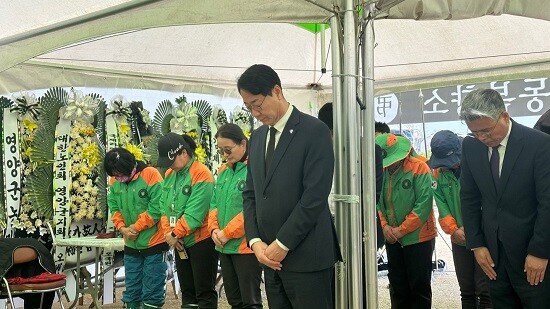 정명근 화성특례시장이 우호도시인 경북 영양군 합동분향소를 방문해 희생자들을 추모하고 있다. 사진=화성특례시 제공