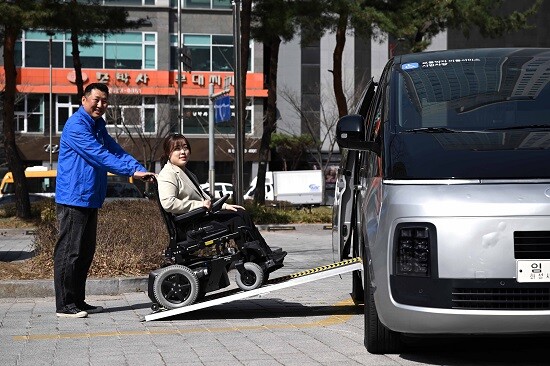 유니버설디자인이 적용 된 특별교통수단에 휠체어 승객이 탑승하고 있다. 사진=화성특례시 제공