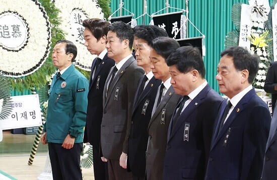 경기도의회 김진경 의장이 3월 26일 전국 시도의회 의장들과 경남 산청 산불진화 사고 희생자를 기리는 합동분향소가 차려진 창녕군민체육관을 찾아 안타까운 희생을 애도하고 있다. 사진=경기도의회 제공