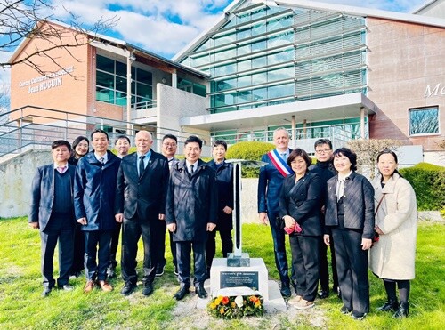 전진선 군수와 양평군 대표단이 쉬이프시 한인 100주년 기념비에 헌화했다. 사진=양평군청 제공