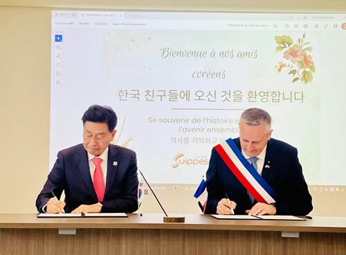 전진선 양평군수가 쉬이프시와 체결한 우호교류 협약서에 서명하고 있다. 사진=양평군청 제공