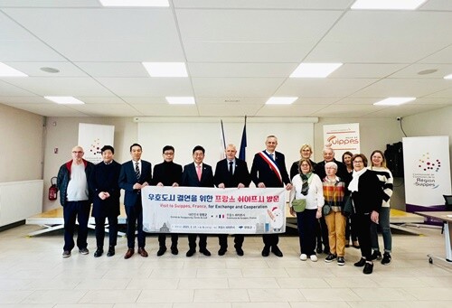 쉬이프시 중학교 및 초등학교를 방문한 전진선 군수와 양평군 대표단 . 사진=양평군청 제공