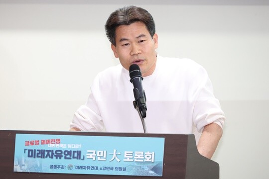 한국사 강사 전한길 씨가 3월 19일 국회 의원회관에서 열린 ‘글로벌 체제 전쟁 대한민국은 어디로?’ 미래자유연대 국민 대토론회에서 격려사를 하고 있다. 사진=박은숙 기자