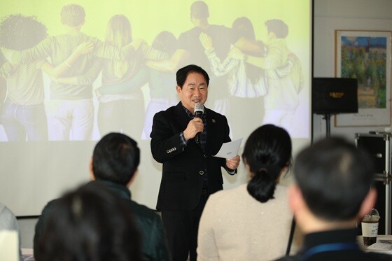 주광덕 남양주시장이 '별빛 메신저' 출범식에서 시민들과 소통하며 인사말을 전하고 있다. 사진=남양주시 제공