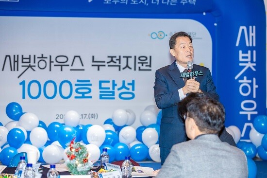 이재준 수원특례시장이 새빛하우스 누적지원 1000호 달성을 축하하고 있다. 사진=수원특례시 제공