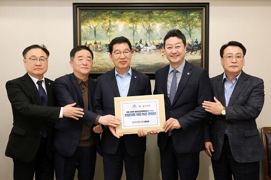 경기도의회 김진경 의장이 3일 국회 신정훈 행정안전위원장을 만나 7대 제도개선 건의안을 전달하고 있다. 사진=경기도의회 제공