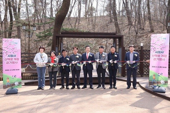 김성제 의왕시장이 3일 시청사 산책로 개장식을 축하하고 있다. 사진=의왕시 제공