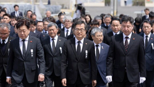 김동연 경기도지사가 오영훈 제주도지사를 비롯한 관계자들과 함께  제주 4․3 평화공원 내 위령제단으로 들어서고 있다. 사진=경기도