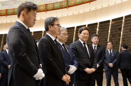 김동연 경기도지사가 제주 4․3 평화공원 내 위령제단에서 관계자의 설명을 듣고 있다. 사진=경기도