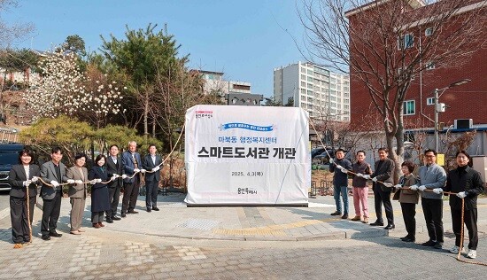 이상일 용인특례시장이 3일 마북동 행정복지센터 스마트도서관 개관식에 참석해 축하하고 있다. 사진=용인특례시 제공