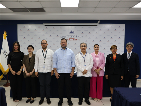 (왼쪽부터) 나타리 외교부 양자협력국장, KOICA 변숙진 소장, 환경부 까를로스 보호지역 및 생물다양성 차관, 파이노 환경부 장관, 이상열 주도미니카공화국 대한민국 대사, 환경부 아나 기후변화 및 지속가능성 차관, 올라야 경제기획개발부 차관, 신정태 국립공원공단 처장. 사진=국립공원공단 제공