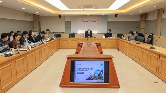 신계용 과천시장이 8일 시청 상황실에서 민간데이터를 활용한 빅데이터 분석 사업 착수보고회를 주재하고 있다. 사진=과천시 제공
