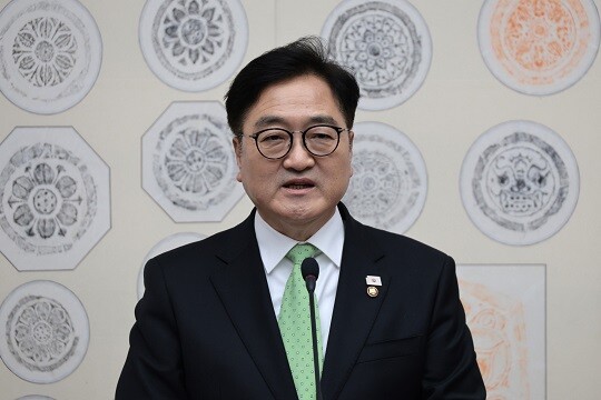 우원식 국회의장이 4월 4일 국회에서 헌법재판소의 윤석열 대통령 파면 선고에 대한 대국민 특별담화를 발표하고 있다. 사진=박은숙 기자