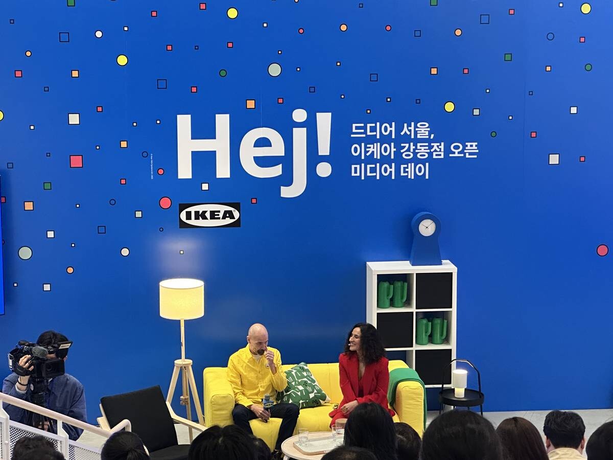 매그너스 노르베리 이케아 강동점 점장(왼쪽),과 이사벨 푸치 이케아 코리아 대표 겸 최고지속가능성책임자(오른쪽)가 11일 서울 강동구 고덕동 이케아 강동점에서 열린 미디어데이에서 발언하고 있다. 사진=김정아 기자