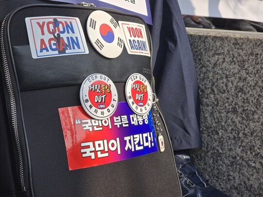 윤석열 전 대통령 지지자들은 부정선거 음모론과 윤 전 대통령 재출마를 요구하는 문구가 적힌 스티커를 달고 다녔다. 사진=이강원 기자