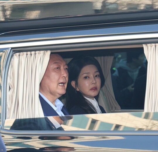 윤석열 전 대통령과 김건희 여사가 헌법재판소 파면 결정 후 일주일 만인 4월 11일 오후 서울 용산구 한남동 대통령 관저를 떠나고 있다. 사진=공동취재단