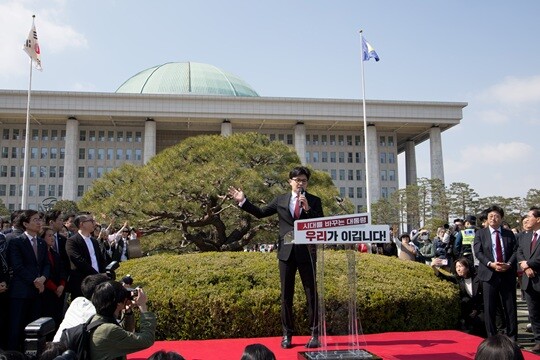 국회 분수대 앞에서 대선 출마선언하는 한동훈 전 국민의힘 대표. 단상 좌우로 친한계 현역 의원들이 서 있다. 사진=이종현 기자