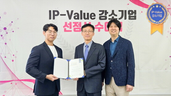 유봉열 기보 중앙기술평가원 부원장(가운데)과 예성혁 (주)진씨커 공동대표(왼쪽), 허준석 (주)진씨커 공동대표가 선정서 수여식에서 기념촬영을 하고 있다. 사진=기보 제공