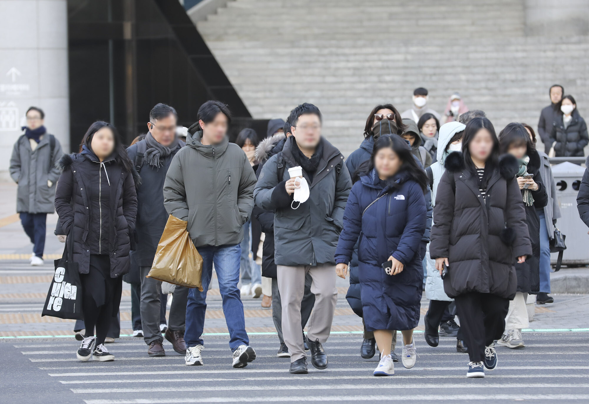 2월  당시 한파를 뚫고 출근하는 근로자들. 사진=박정훈 기자