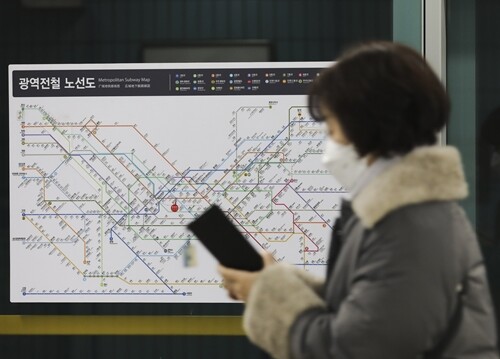 서울 한 지하철역사내에 시민이 기존 광역전철노선도를 살펴보고 있다.  사진=박정훈 기자