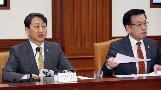 한미 양국의 재무·통상 장관이 만나 통상 회담을 진행할 예정이다.  3월 19일 정부서울청사에서 열린 국정현안관계장관회의에 참석한 안덕근 산업통상자원부 장관(왼쪽)과 최상목 경제부총리 겸 기획재정부 장관. 사진=연합뉴스