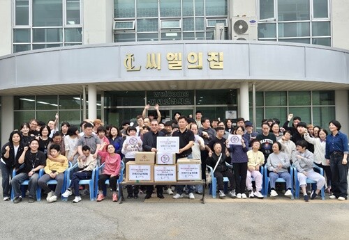 장애인의 날을 맞아 지난 19일 백년 교동짬뽕(회장 이기영)이 진행한 자장면 나눔 행사에서 시설 이용 장애인들이 감사의 마음을 전하며 기념촬영을 했다. 사진=사회복지법인 씨엘 제공