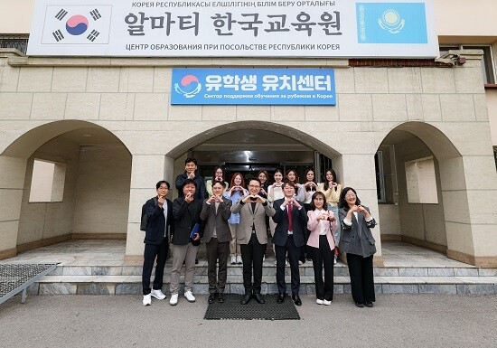 임태희 경기도교육감이 4월 22일 카자흐스탄 알마티 한국교육원을 방문해 관계자들과 기념촬영하고 있다. 사진=경기도교육청 제공