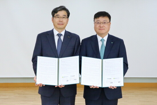 협약식 장면. 왼쪽부터 오은식 기보 호남지역본부장과 우승구 하나은행 호남영업그룹 부행장. 사진=기보 제공