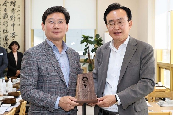 왼쪽부터 이상일 용인특례시장, 윤병태 나주시장. 사진=용인특례시 제공