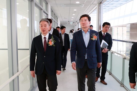 이상일 용인특례시장이 28일 용인공영버스터미널 시설을 둘러보고 있다. 사진=용인특례시 제공