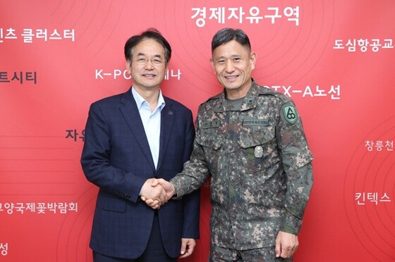 이동환 고양특례시장(왼쪽)과 이명철 육군 제60보병사단장이 기념촬영을 하고 있다. 사진=고양특례시 제공