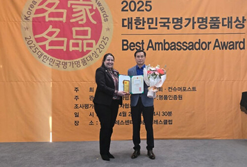 ㈜백년가 교동짬뽕 이기영 회장(오른쪽)이 4월 29일 한국프레스센터에서 진행된 2025 대한민국명가명품대상 시상식에서 ‘대상’을 수상하고 있다. 사진=㈜백년가교동짬뽕 제공