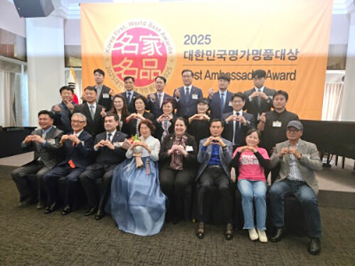 4월 29일 한국프레스센터에서 진행된 2025 대한민국명가명품대상 시상식에서 수상자들이 기념촬영을 하고 있다. 사진=㈜백년가교동짬뽕 제공