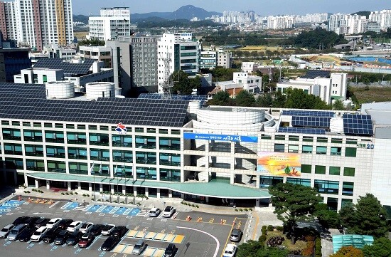 시흥시청 옥상에 설치한 시흥시민햇빛발전소. 사진=시흥시 제공