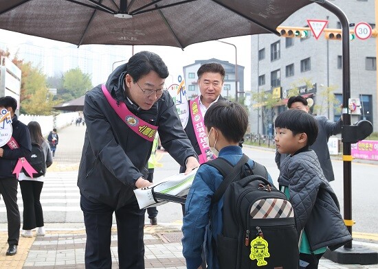 정명근 화성특례시장이 동양초 앞에서 어린이 안전을 위해 교통봉사를 하고 있다. 사진=화성특례시 제공