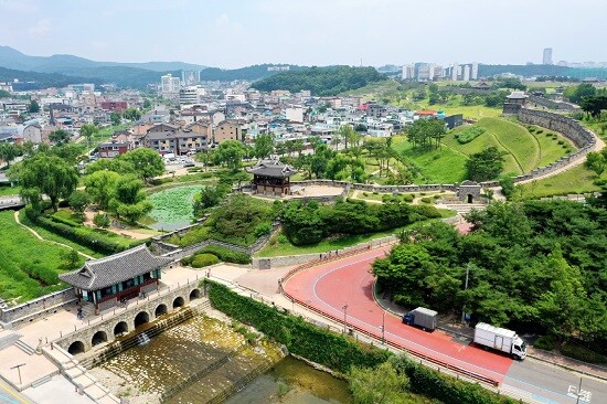 1919년 3월 1일 횃불시위대가 결집했던 '방화수류정'에서 화서문으로 이어지는 성곽 . 사진=수원시 제공