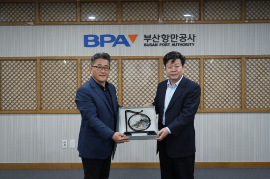 부산항 방문 기념촬영 모습. 왼쪽부터 구자림 부산항만공사 글로벌사업단장, 순슈시엔 중국 자연자원부 차관. 사진=BPA 제공