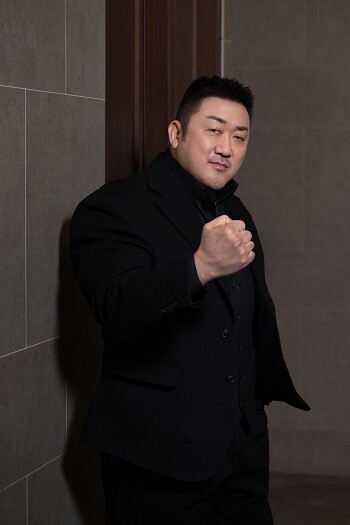 배우 마동석(54)은 영화 '거룩한 밤: 데몬 헌터스'로 오컬트+액션이라는 독특한 장르 결합을 선보였다. 사진=롯데엔터테인먼트 제공