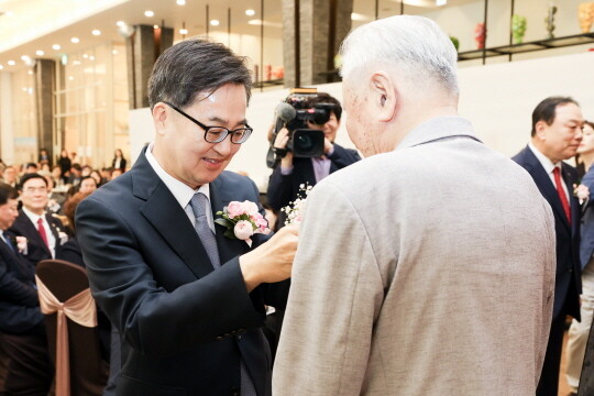 김동연 경기도지사가 임종선 사할린동포에게 카네이션을 달아드리고 있다. 사진=경기도