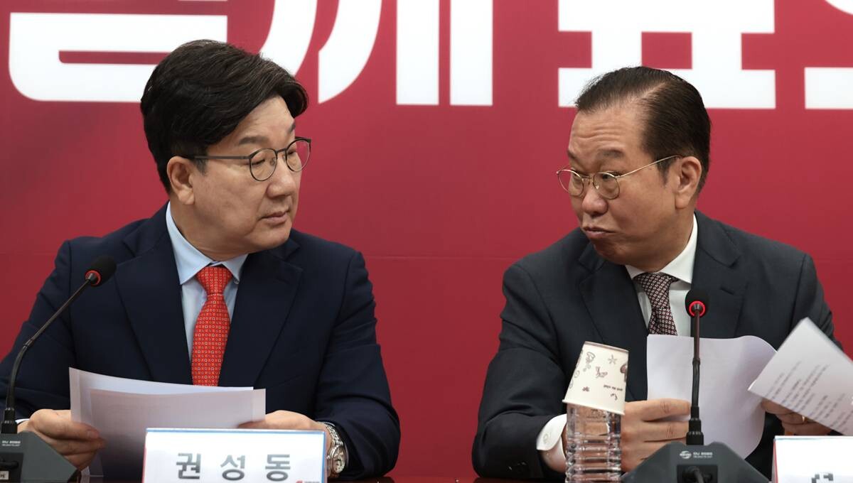 권영세 전 국민의힘 비상대책위원장(오른쪽)과 권성동 원내대표. 사진=박은숙 기자