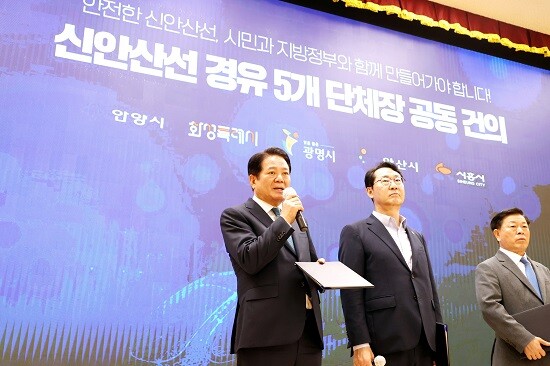 최대호 안양시장이 15일 광명시청에서 열린 신안산선 경유 5개 지자체 간담회 및 브리핑에서 기자질문에 답하고 있다. 사진=안양시 제공
