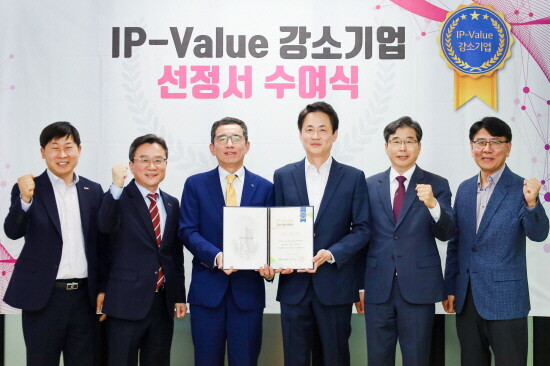 선정서 수여식 장면. 왼쪽부터 이장훈 기보 광주지점장, 김현 기보 중앙기술평가원장, 민정준 (주)씨앤큐어 대표, 박중곤 (주)씨앤큐어 대표, 오은식 기보 호남지역본부장, 이석헌 기보 중앙기술평가원 부원장. 사진=기보 제공