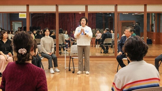 신계용 과천시장이 2025년 3월 열린 찾아가는 시장실 행사를 통해 주민들과 소통하고 있다. 사진=과천시 제공