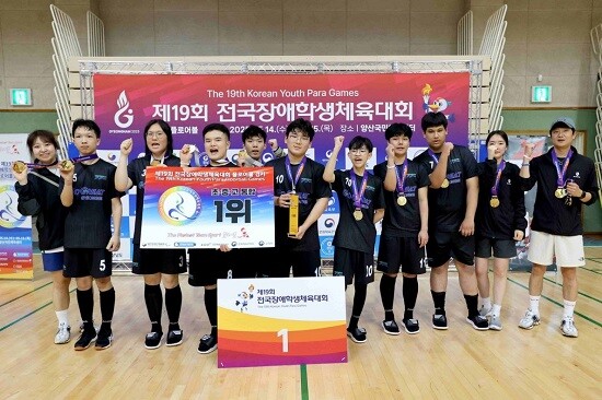 경기도 장애학생 선수단이 제19회 전국장애학생체육대회에서 종합우승을 차지한 뒤 기념촬영하고 있다. 사진=경기도교육청 제공