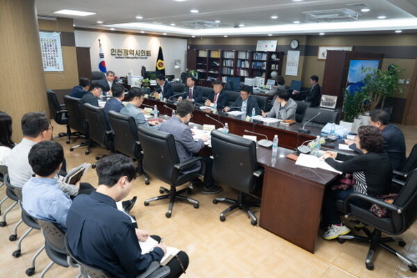 '미추2구역 재개발 동의서 재징구' 문제 해결 위한 정책소통 간담회를 진행하고 있다. 사진=인천시의회 제공