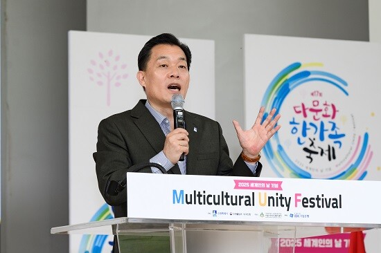 이재준 수원특례시장이 제17회 다문화 한가족 축제에서 인사말을 하고 있다. 사진=수원특례시 제공