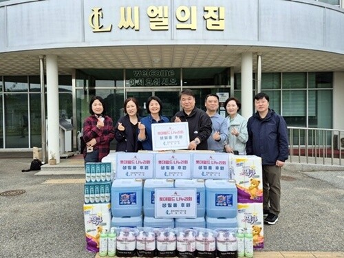 롯데월드 ‘나누리회’ 김홍립 회장과 회원들이 19일 오전 중증장인 거주 시설 씨엘의집을 찾아 생활필수품을 전달했다. 사진=씨엘의집 제공