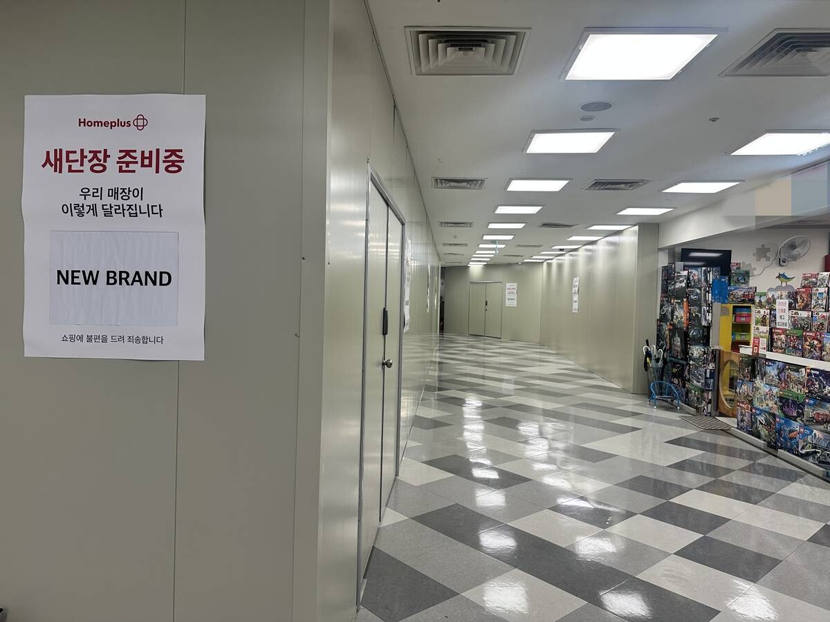지난 21일 서울 홈플러스 잠실점. 내부의 한 매장이 퇴거한 뒤 다시 채워지지 않은 채 비어 있다. 사진=김정아 기자