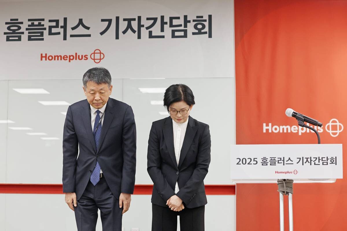 홈플러스 각자대표인 김광일 MBK 부회장과 조주연 사장이 지난 3월 14일 서울 강서구 홈플러스 본사에서 열린 기업 회생절차(법정관리) 관련 기자간담회에서 입장 발표에 앞서 허리 숙여 인사하고 있다. 사진=연합뉴스