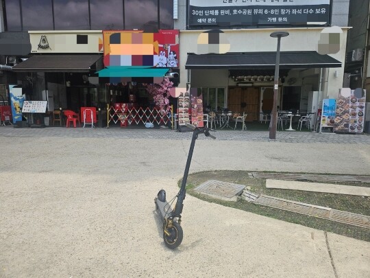 40대 중국동포 남성 A 씨는 20대 남녀 5명에게 흉기를 휘둘러 위협한 뒤 자신의 킥보드를 타고 도주했다. 동탄호수공원 수변 상가 모습으로 도주 당시 사용된 킥보드는 아니다. 사진=손우현 기자